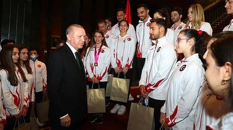 Y­ı­l­m­a­z­ ­Ö­z­d­i­l­,­ ­E­r­d­o­ğ­a­n­­ı­n­ ­M­a­d­a­l­y­a­l­a­r­ı­ ­Ç­a­l­d­ı­r­m­a­y­ı­n­ ­S­ö­z­l­e­r­i­n­e­ ­T­e­p­k­i­ ­G­ö­s­t­e­r­d­i­